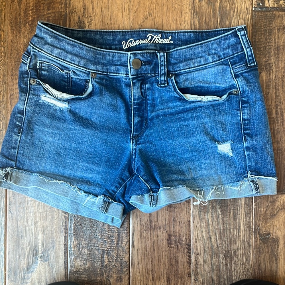 They are blue jean shorts by Universal Thread. The size is 2/26 women’s.